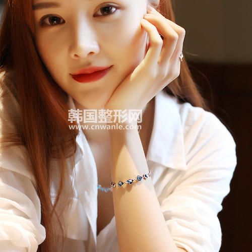 一、眼部<a href='/tag_chouzhi34.html'>抽脂</a>多少錢 <a href='/tag_yanpichouzhi.html'>眼皮抽脂</a>的價(jià)格一般在1000-3000元左右。影響眼皮<a href='/tag_chouzhidejiage.html'>抽脂的價(jià)格</a>與以下幾個(gè)因素有關(guān)。 1、跟自身情況有關(guān):受術(shù)者的眼部條件狀況,眼部脂肪的堆積多少。這些都關(guān)系到醫(yī)生需要實(shí)行的手術(shù),不同的眼部問題需要的治療方案不同,所以眼部<a href='/tag_chouzhijiage2.html'>抽脂價(jià)格</a>也有差別。 2、跟選擇的醫(yī)院專家有關(guān):眼部抽脂價(jià)格跟醫(yī)院的技術(shù)實(shí)力和是否為進(jìn)口儀器有關(guān)。國際先進(jìn)的進(jìn)口儀器,保證了眼部抽脂的治療效果。使用國際先進(jìn)的進(jìn)口儀器做眼部抽脂,2~3次為一個(gè)療程,眼部的脂肪問題是一個(gè)逐次累積、漸進(jìn)改善的過程。 二、<a href='/tag_yanjingchouzhi.html'>眼睛抽脂</a>多久恢復(fù) 做上眼皮<a href='/tag_chouzhishoushu.html'>抽脂手術(shù)</a>,大約需要一年左右的時(shí)間才可以的恢復(fù),效果才會(huì)更加自然、逼真、無痕。不會(huì)有皺紋和<a href='/tag_bahen21.html'>疤痕</a>,因?yàn)椋?a href='/tag_xizhi74.html'>吸脂</a>只是很少的一部分,不會(huì)因?yàn)槭中g(shù)產(chǎn)生皺紋。手術(shù)后眼睛比以前大很多,看起來也會(huì)精神很多。還成了<a href='/tag_shuangyan108.html'>雙眼</a>皮,也不會(huì)再"腫"了。 三、眼睛<a href='/tag_chouzhishu.html'>抽脂術(shù)</a>后的護(hù)理 一般是在眼皮上開一個(gè)極小的刀口,然后進(jìn)行抽脂。如果是<a href='/tag_shuangyanpi53.html'>雙眼皮</a>就在雙眼皮的地方開刀口,更隱秘?zé)o痕。上眼皮抽脂手術(shù)需要局部麻醉后,首先在眼皮上開一個(gè)極小的刀口,然后進(jìn)行抽脂,所以不會(huì)有痛感。上眼皮抽脂手術(shù)后一周要加強(qiáng)護(hù)理,一周后<a href='/tag_chaixian.html'>拆線</a>。抽后效果不會(huì)立刻顯現(xiàn),但是一周后就可以見到明顯的效果了,而且時(shí)間越久恢復(fù)越好,越逼真。大約1年的時(shí)間徹底恢復(fù),效果自然、逼真、無痕。而且,上眼皮抽脂的數(shù)量不會(huì)很多,所以不會(huì)有皺紋和疤痕。 四、眼部抽脂的注意事項(xiàng) 1、眼部<a href='/tag_xizhishoushu7.html'>吸脂手術(shù)</a>前應(yīng)進(jìn)行詳盡的檢查,保證自己身體處于健康的狀態(tài)?;加懈哐獕?、心臟病的患者不應(yīng)進(jìn)行任何形式的<a href='/tag_zhengxingshoushu5.html'>整形手術(shù)</a>,否則容易引發(fā)嚴(yán)重后果。 2、為了避免<a href='/tag_yanbuxizhi7.html'>眼部吸脂</a>手術(shù)時(shí)候凝血出現(xiàn)問題,所以在手術(shù)前7-10天應(yīng)停用阿斯匹和林類固醇激素等藥。 3、眼睛有炎癥的人,是不適宜進(jìn)行吸脂,否則會(huì)影響傷口的感染,如果有結(jié)膜炎、瞼炎、嚴(yán)重砂眼者都應(yīng)該等治愈后再進(jìn)行手術(shù)。 4、女性月經(jīng)期、妊娠期是不適宜進(jìn)行眼部吸脂手術(shù),應(yīng)在其他的時(shí)間進(jìn)行手術(shù)。