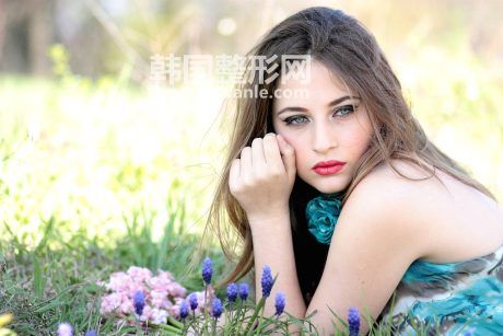 　　很多女性在面部剛剛出現(xiàn)色斑，還不是很嚴(yán)重的時(shí)候，由于本身缺乏對<a href='/tag_huangheban58.html'>黃褐斑</a>的認(rèn)識，那么，<a href='/tag_huanghebanjiguang.html'>黃褐斑激光</a>治療如何治療?適用范圍是什么?  　　黃褐斑需要與雀斑、炎癥后色素沉著、顴部褐青色樣痣、黑變病、色素性扁平苔癬等進(jìn)行鑒別。黃褐斑的出現(xiàn)多數(shù)與內(nèi)分泌有關(guān)，尤其是和女性的雌激素水平有關(guān)，月經(jīng)不調(diào)、妊娠、服避孕藥或肝功能不好以及慢性腎病都可能出現(xiàn)黃褐斑。  　　激光治療適用于以下情況：  　　1.輕度、頑固<a href='/tag_huanghebandezhi.html'>黃褐斑的治療</a>;  　　2.表淺性色素斑痣，如雀斑、老年斑、咖啡斑等深層色素性病變，如<a href='/tag_taitianzhi.html'>太田痣</a>、藍(lán)痣等;  　　3.各種顏色紋身和<a href='/tag_wenmei4.html'>紋眉</a>，<a href='/tag_wenyanxian.html'>紋眼線</a>等;  　　4.收縮粗大毛孔，去除細(xì)小毛細(xì)血管擴(kuò)張、有效改善痤瘡及色素沉著等輔助<a href='/tag_nenfu2.html'>嫩膚</a>功能。  　　在<a href='/tag_zhiliaohuangheban4.html'>治療黃褐斑</a>上，還有許多藥物可以選擇，常見的有一下幾種：  　　氫醌乳膏：通過絡(luò)合作用抑制酪氨酸酶活性，影響黑色素細(xì)胞代謝過程，使表皮內(nèi)多巴反應(yīng)陽性黑色素細(xì)胞數(shù)量減少從而產(chǎn)生可逆性的皮膚褪色。用于黃褐斑、雀斑及炎癥后色素沉著斑的治療。  　　景天祛斑膠囊：活血行氣，祛斑消痤。用于氣滯血瘀所致的黃褐斑、痤瘡、氣滯血瘀所致的黃褐斑、痤瘡。  　　絲白祛斑軟膏：血化瘀，祛風(fēng)消斑。適用于氣血瘀滯，肌膚失養(yǎng)所致的黃褐斑。  　　患上黃褐斑還需要及時(shí)治療，治療黃褐斑的藥物常見的還有氫醌乳膏、景天祛斑膠囊、絲白祛斑軟膏等等。