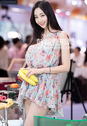       目前一個療程<a href='/tag_meibaizhen20.html'>美白針</a>的費用大概在10000元-30000元左右，之所以費用差異明顯，主要受以下幾種因素的影響：        1、美白針品牌        一個療程<a href='/tag_meibaizhendefei.html'>美白針的費用</a>和選擇的美白針品牌有關(guān)，目前，美白針分為國產(chǎn)品牌和進口品牌兩大類，正常情況下，進口品牌的<a href='/tag_meibaizhenfeiyong.html'>美白針費用</a>更高，因為除了美白針的成本以外，還包括了運費和關(guān)稅。        2、<a href='/tag_zhushe169.html'>注射</a>次數(shù)        一個療程美白針的費用和注射次數(shù)有關(guān)，如果只是打一兩針是沒有效果的，一般都需要打一個療程才能見效。而一個療程的美白針大概在10針-12針之間，所以注射的次數(shù)不同，具體費用是有差異的。        3、個體情況        一個療程美白針的費用和個體情況有關(guān)，畢竟每個求美者的膚質(zhì)是不一樣的，有的求美者皮膚比較好，注射的美白針次數(shù)就相對較少。如果求美者的皮膚比較差，膚色偏黑，則需要較多劑量的美白針，所以會導(dǎo)致費用差異明顯。