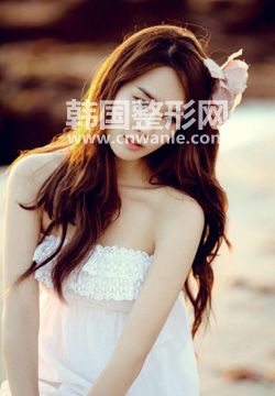　　要知道射頻<a href='/tag_chuzhou14.html'>除皺</a>優(yōu)點有哪些，首先要了解射頻除皺的原理和適合人群。  　　射頻除皺的原理：  　　治療時，射頻儀器以高頻率的脈沖電流作用于，細胞隨著射頻高速運動后產(chǎn)生熱能，真皮層在大量吸收熱能后會刺激成纖維細胞分泌更多<a href='/tag_jiaoyuan19.html'>膠原</a>蛋白，皺紋在得到大量新生<a href='/tag_jiaoyuandanbai8.html'>膠原蛋白</a>后被撫平，同時組織被拉緊，促使肌膚快速恢復到年輕健康的狀態(tài)，從而達到<a href='/tag_xiaochuzhouwen.html'>消除皺紋</a>，緊致肌膚，延緩衰老的效果。  　　射頻除皺的適合人群：  　　其實從治療理論上看，任何年齡的患者都可以進行治療。不過射頻除皺對于細小輕度皺紋則更為有效，比較適合一些相對皺紋不深的狀況進行治療。該方是目前<a href='/tag_feishoushu10.html'>非手術(shù)</a>治療皺紋效果較顯著的激光方法，但對于有明顯組織松垂的患者，年齡大于60歲的人士，一般不采用射頻除皺，更多的是采用<a href='/tag_mianbuchuzhou11.html'>面部除皺</a>手術(shù)。對于開始輕中度松垂，出現(xiàn)<a href='/tag_xixiaozhouwen.html'>細小皺紋</a>，射頻除皺則具有明顯的優(yōu)勢。  　　射頻除皺的優(yōu)勢：  　　1、射頻除皺可以有效的刺激膠原蛋白重組，緊致肌膚、減少患者的皺紋，治療后滿意度普遍較高。  　　2、手術(shù)過程非常的安全，因為射頻除皺不但能保護表皮層，而且能夠達到安全又高效的滿意效果，比其它非侵入的治療的安全性更高一些，并且恢復很快。此外，治療后沒有恢復期，患者可以立即恢復日常作息，免去了其它治療后所必須的注意事項。  　　3、效果持久，在經(jīng)過射頻<a href='/tag_chuzhoushoushu3.html'>除皺手術(shù)</a>之后，因新生的膠原蛋白一直延續(xù)不斷產(chǎn)生，天天都會有改善。并且能夠保持一個持久的效果。