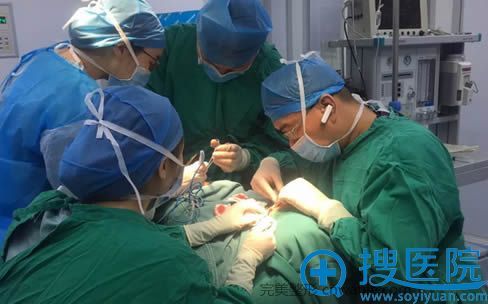 李鋼主任在為小男孩進行一期耳廓再造手術過程