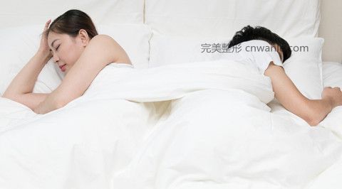 背對背睡覺