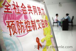 昨日，東莞市疾控中心預防保健樓里，艾防社工在接受市民咨詢 本報記者 周天寶 攝。