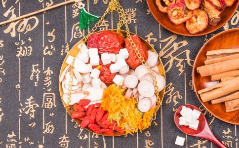 中醫(yī)敲打什么穴位能祛斑 女性美容養(yǎng)顏喝什么粥 哪些穴位可以祛斑